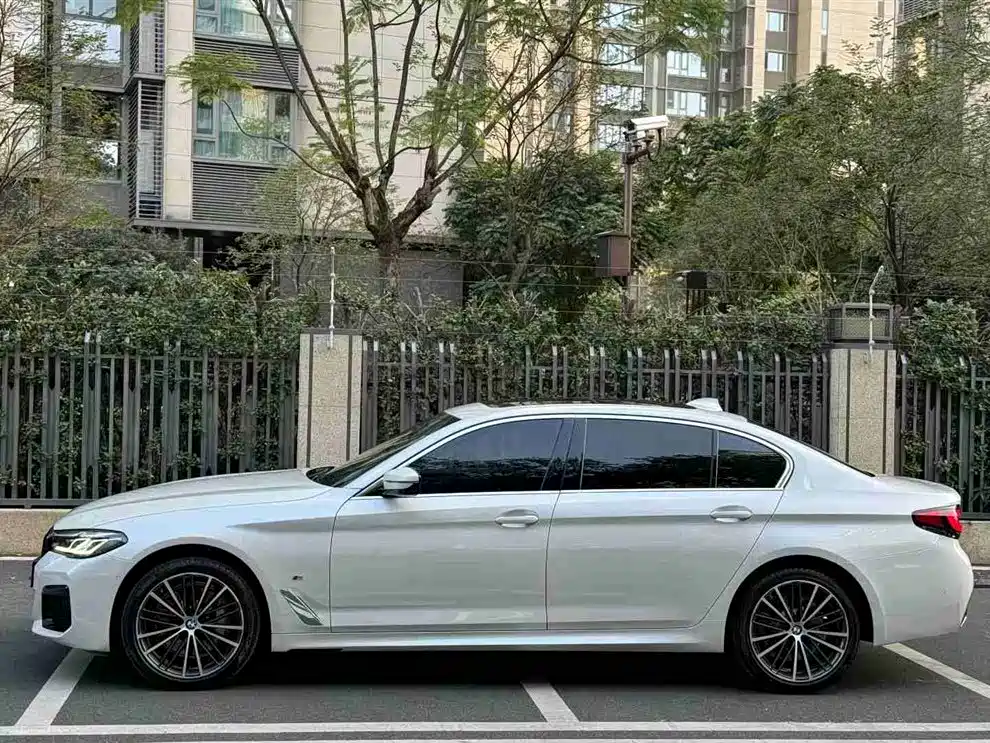 BMW 5 SERIES