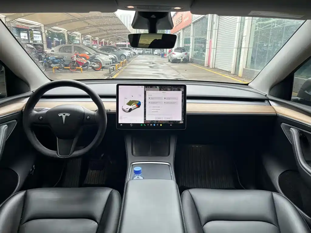 Tesla Model Y — миниатюра 7