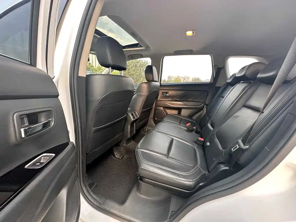 MITSUBISHI OUTLANDER