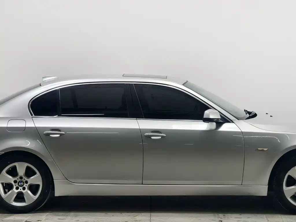 BMW 5 Series — миниатюра 8