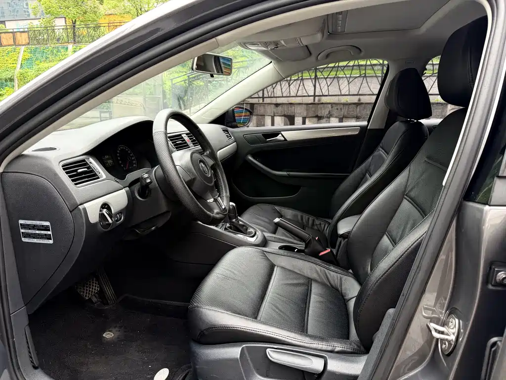 Volkswagen Sagitar 2012 1.6L AT Comfort