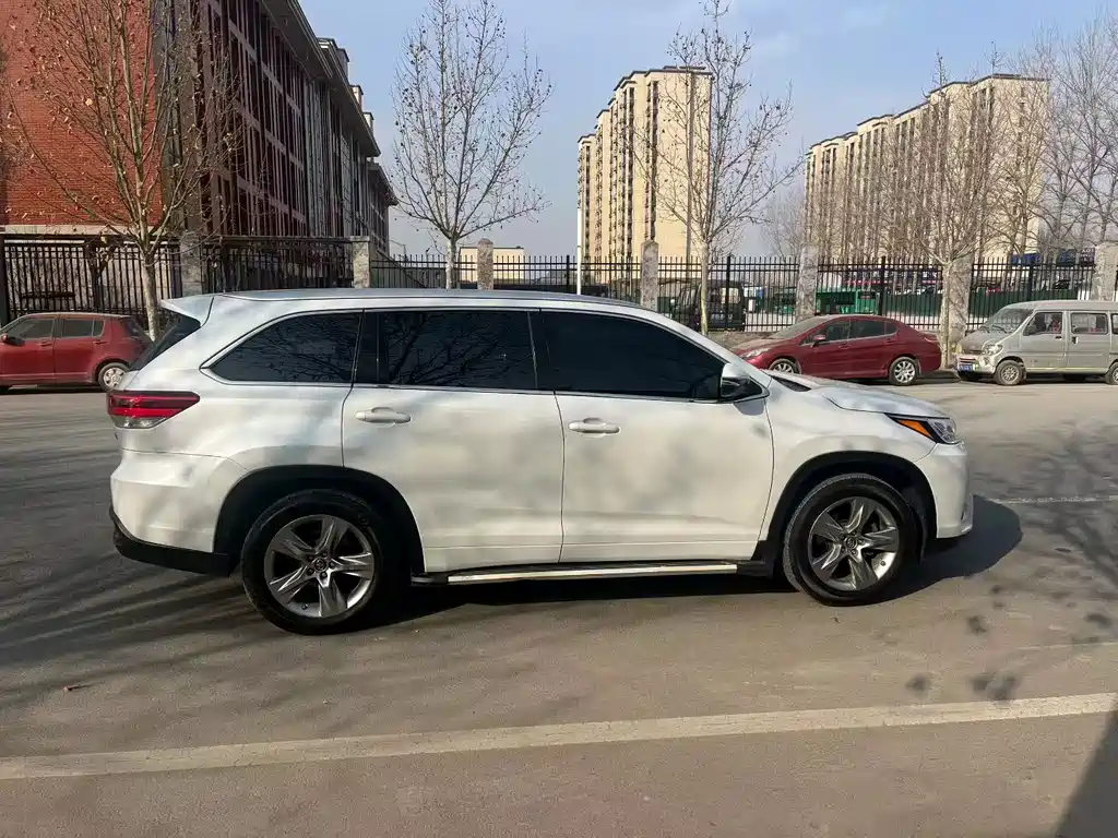TOYOTA HIGHLANDER