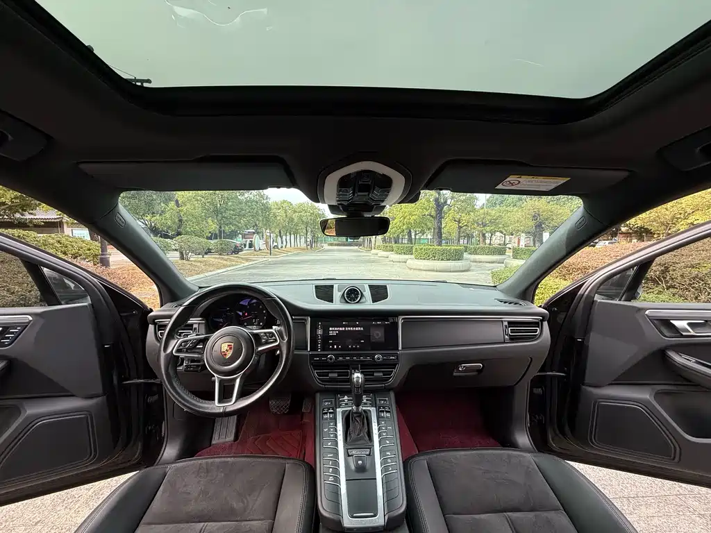 PORSCHE MACAN