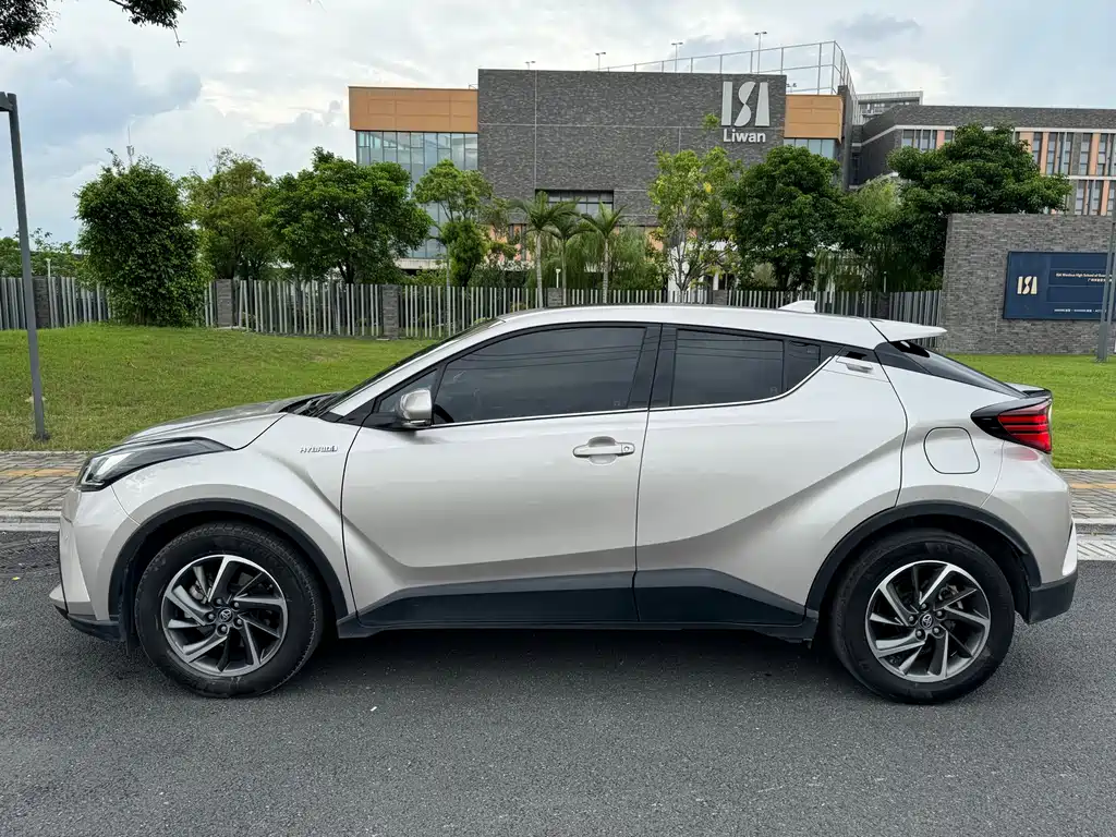 Toyota C-HR 2021 2.0L E-CVT Luxury