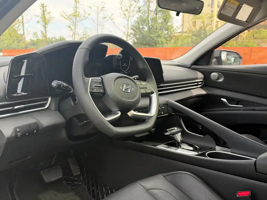 Hyundai Elantra 2022 — фото 15