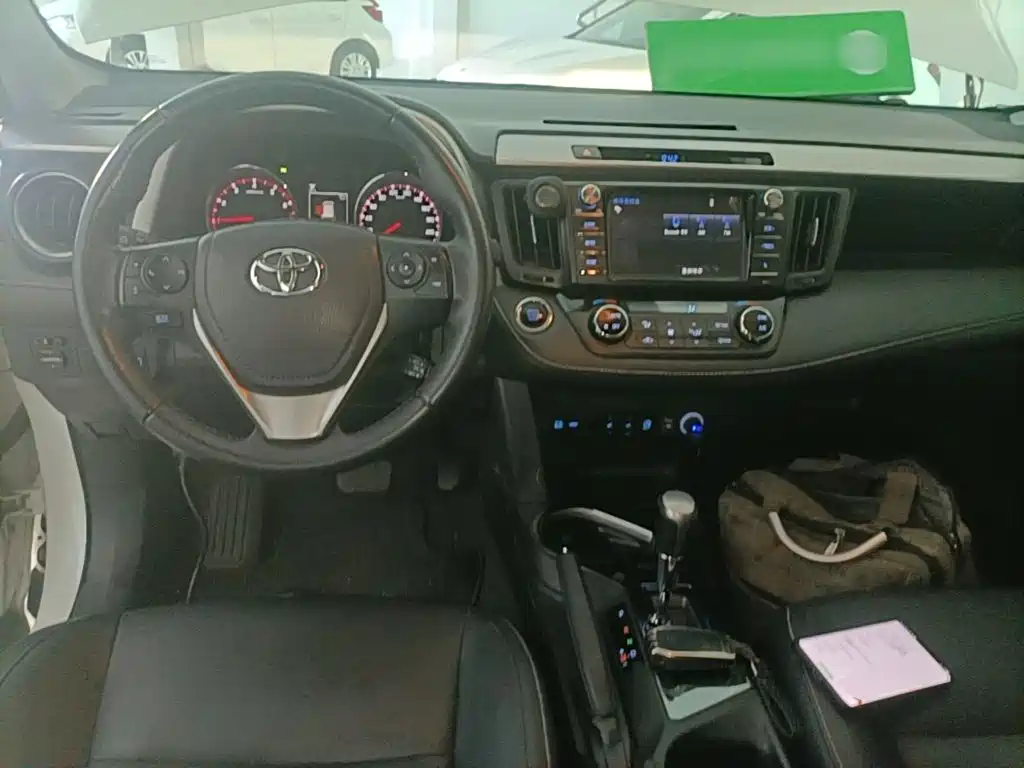 Toyota RAV4 — миниатюра 10