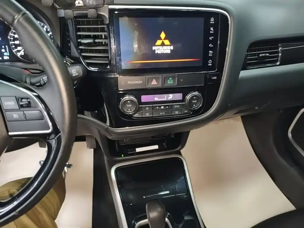 Mitsubishi Outlander — миниатюра 6