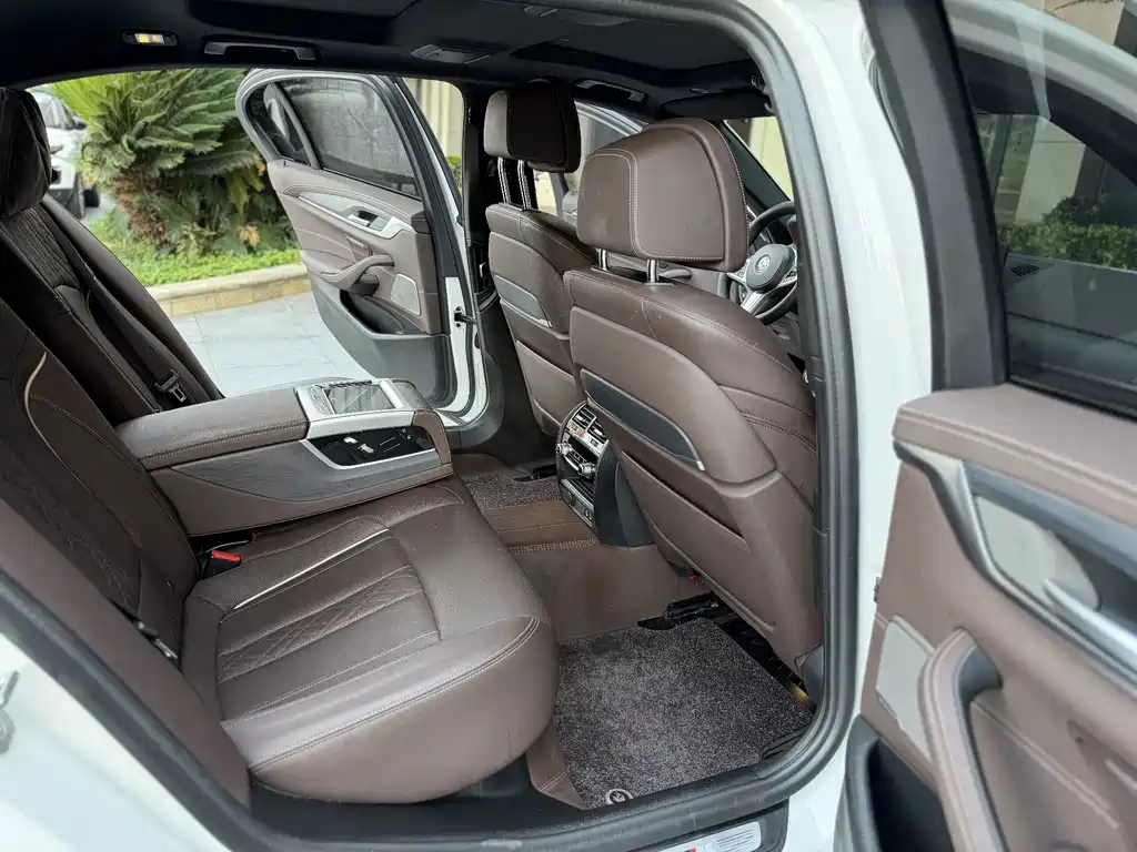 BMW 5 Series — миниатюра 7