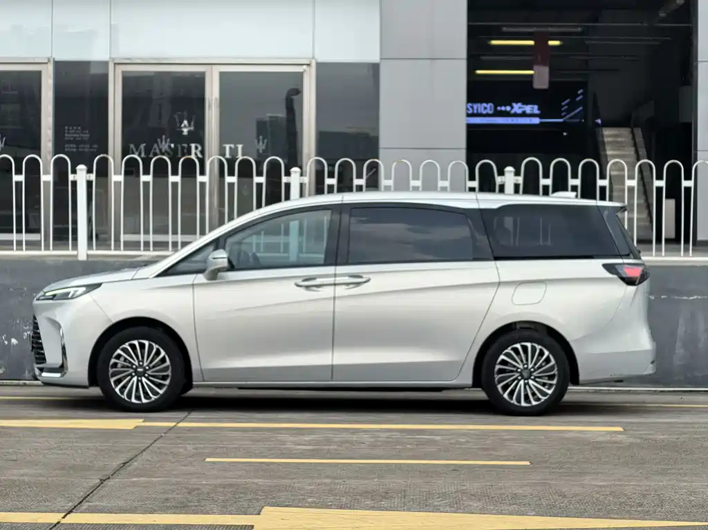 Buick GL8 Hybrid — миниатюра 6