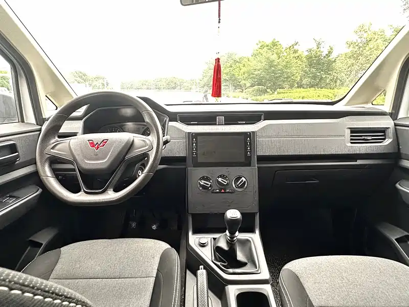 Wuling Hongguang Plus PLUS 2020 1.5L MT 5 мест