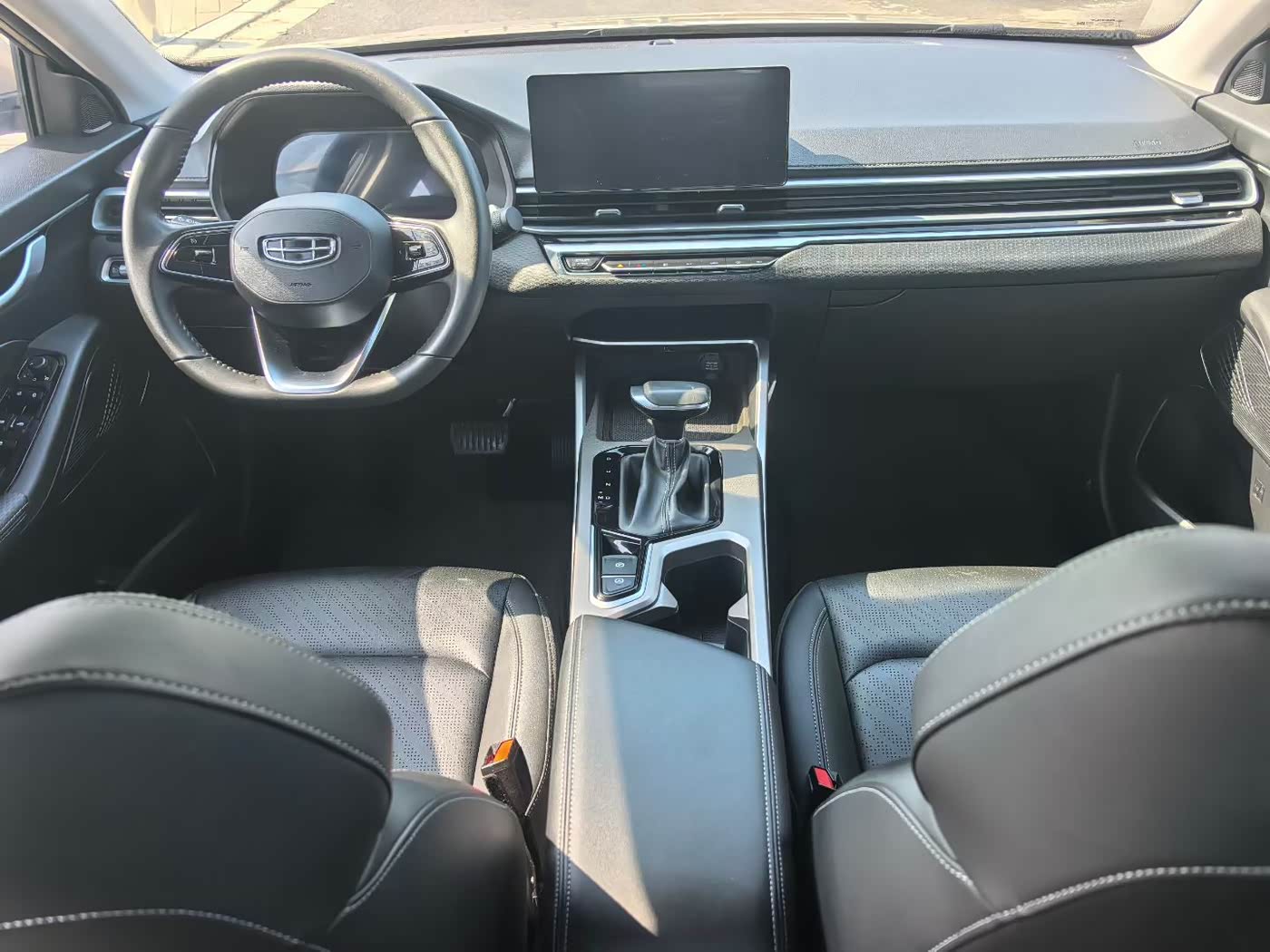 Geely Emgrand 1.5 л 2023 г. Серебристо-серый, пробег 23000 км