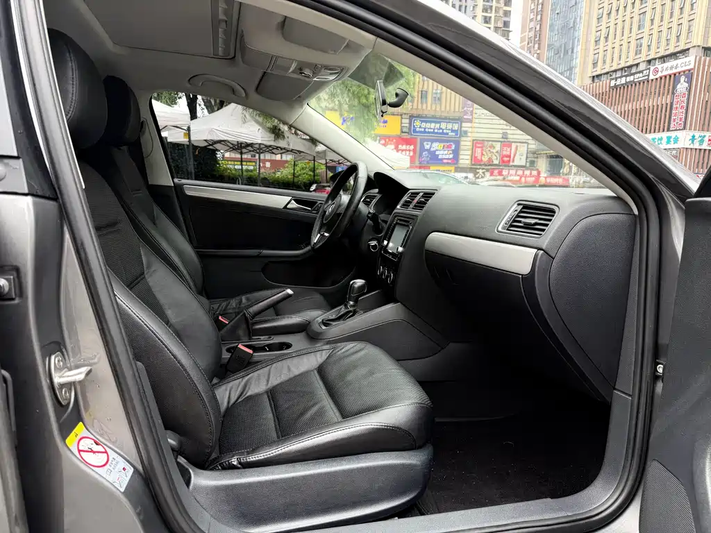 Volkswagen Sagitar 2012 1.6L AT Comfort