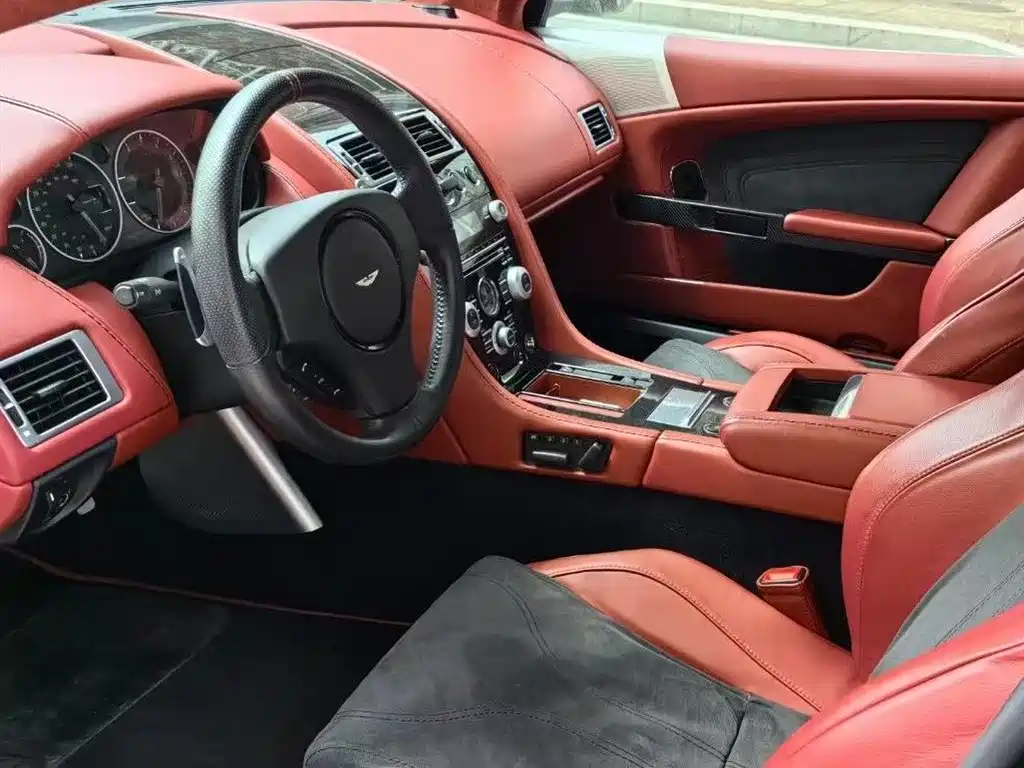 Aston Martin DBS — миниатюра 3