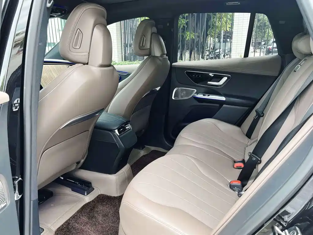 Mercedes-Benz EQE SUV — миниатюра 8