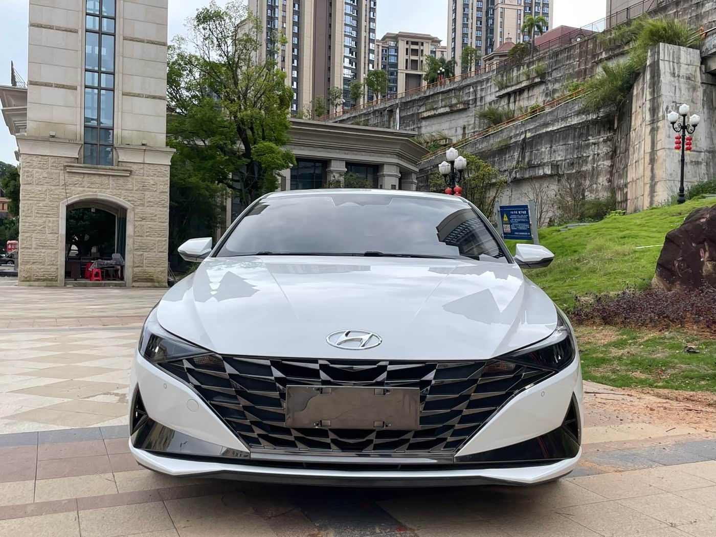 Hyundai Elantra 1.5 л 2022 г. Белый, пробег 39000 км
