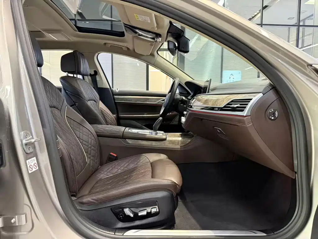 BMW 7 Series — миниатюра 8