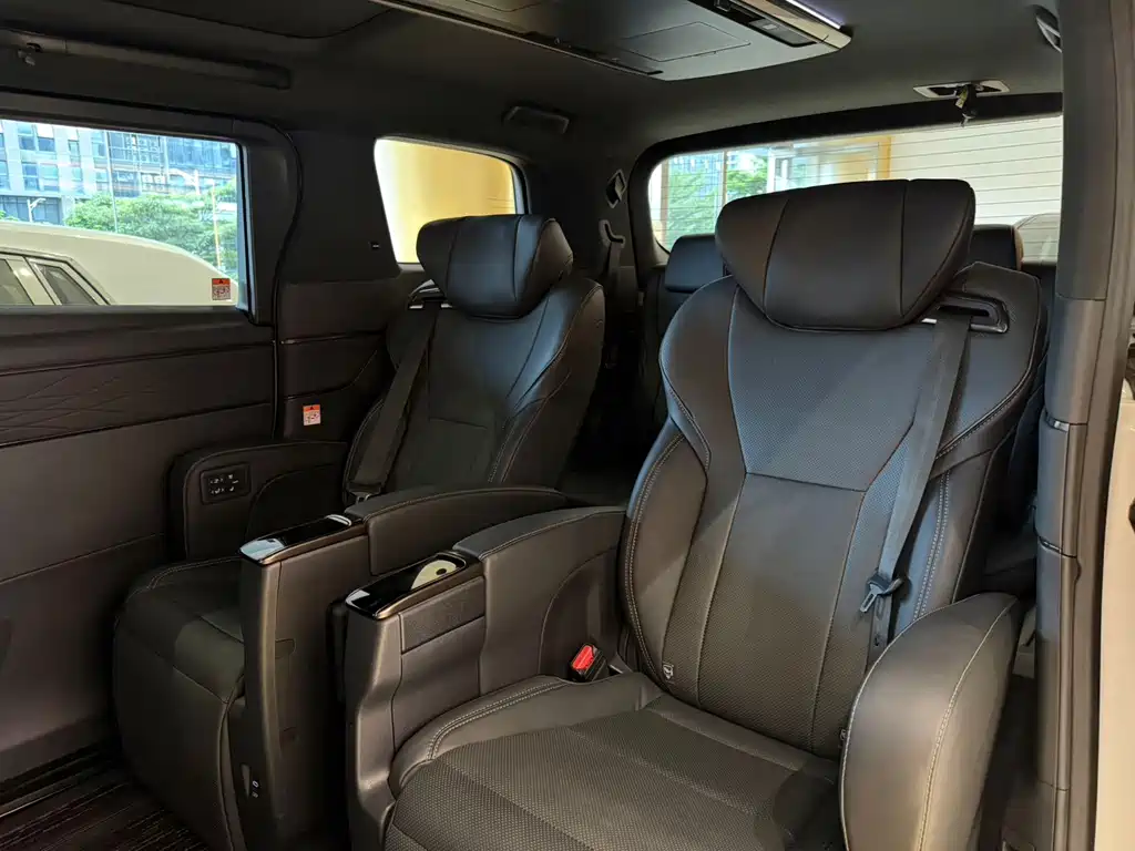 Toyota Alphard — миниатюра 9
