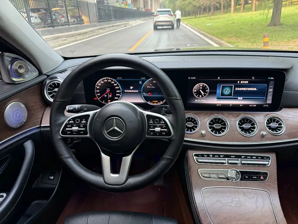 Mercedes-Benz E-Class — миниатюра 10