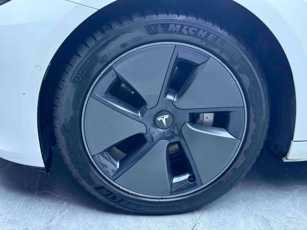 Tesla Model 3 — миниатюра 4