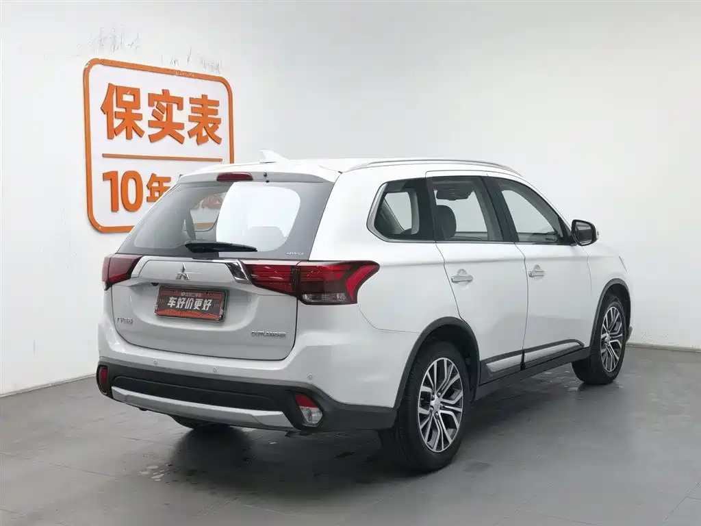Mitsubishi Outlander 2018 2.4L Luxury 7 мест