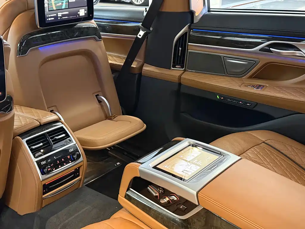 BMW 7 Series — миниатюра 11