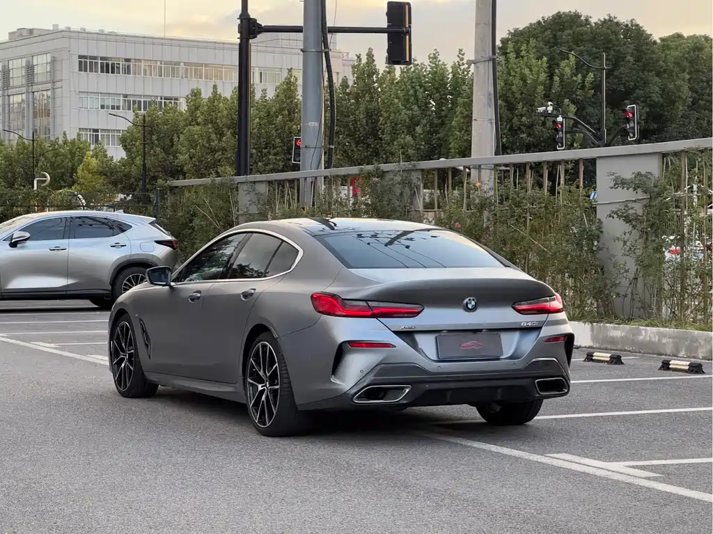 BMW 8 Series — миниатюра 6