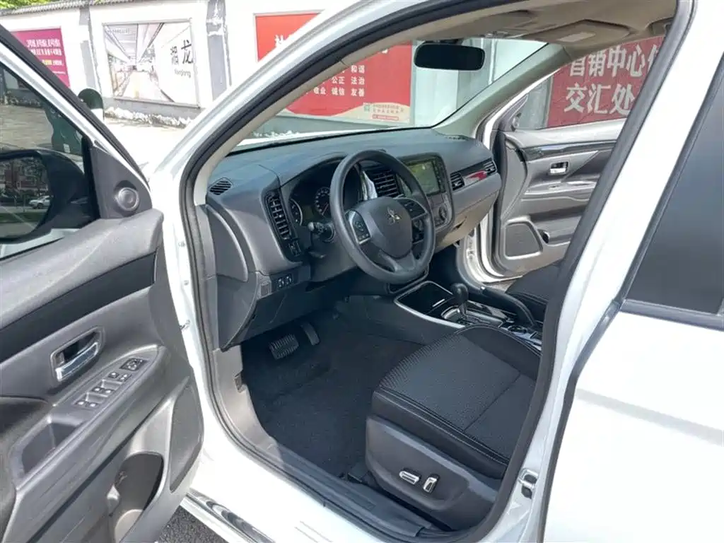 Mitsubishi Outlander 2021 2.0L 5 мест