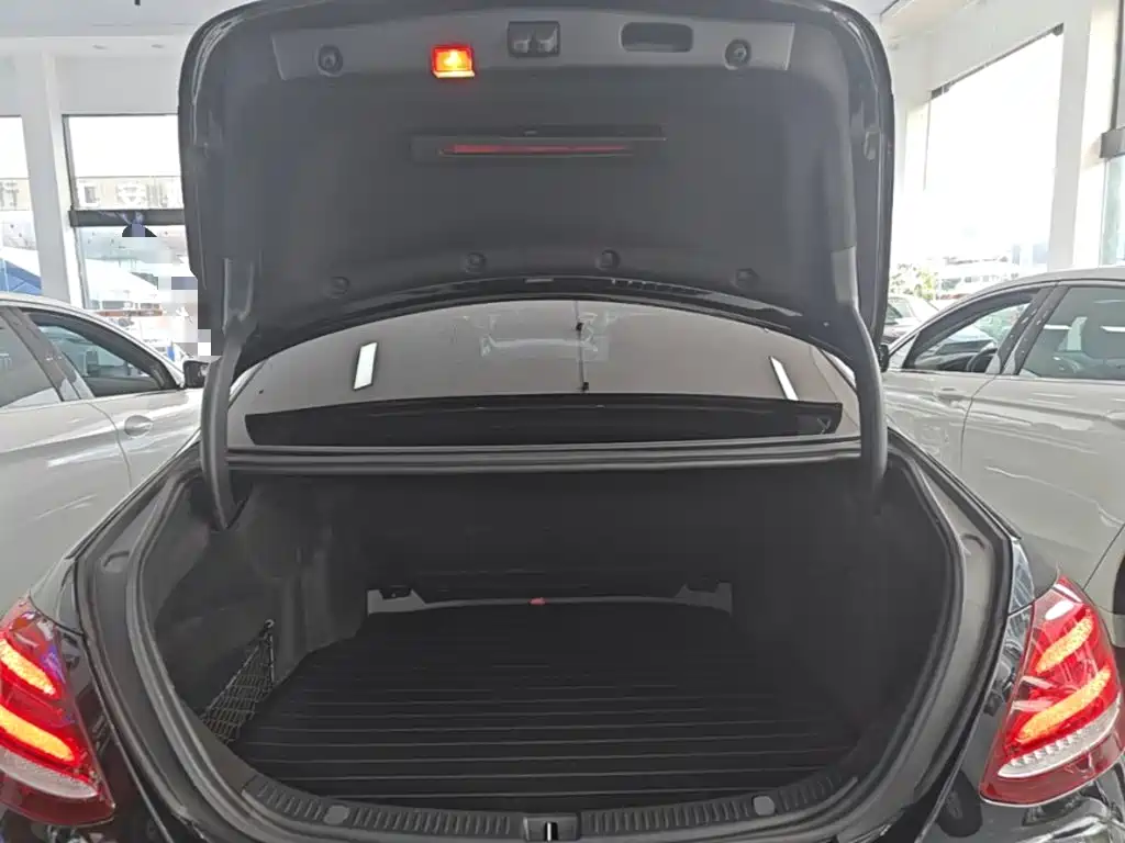 Mercedes-Benz E-Class — миниатюра 19