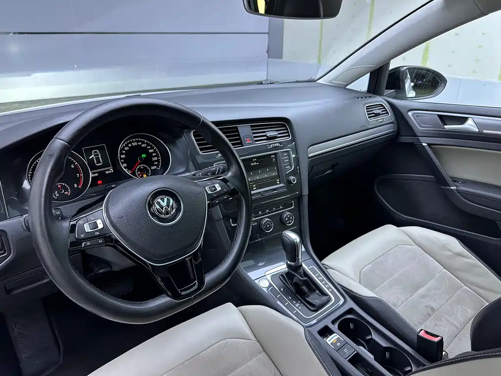 Volkswagen Golf 2017 230TSI AT Luxury
