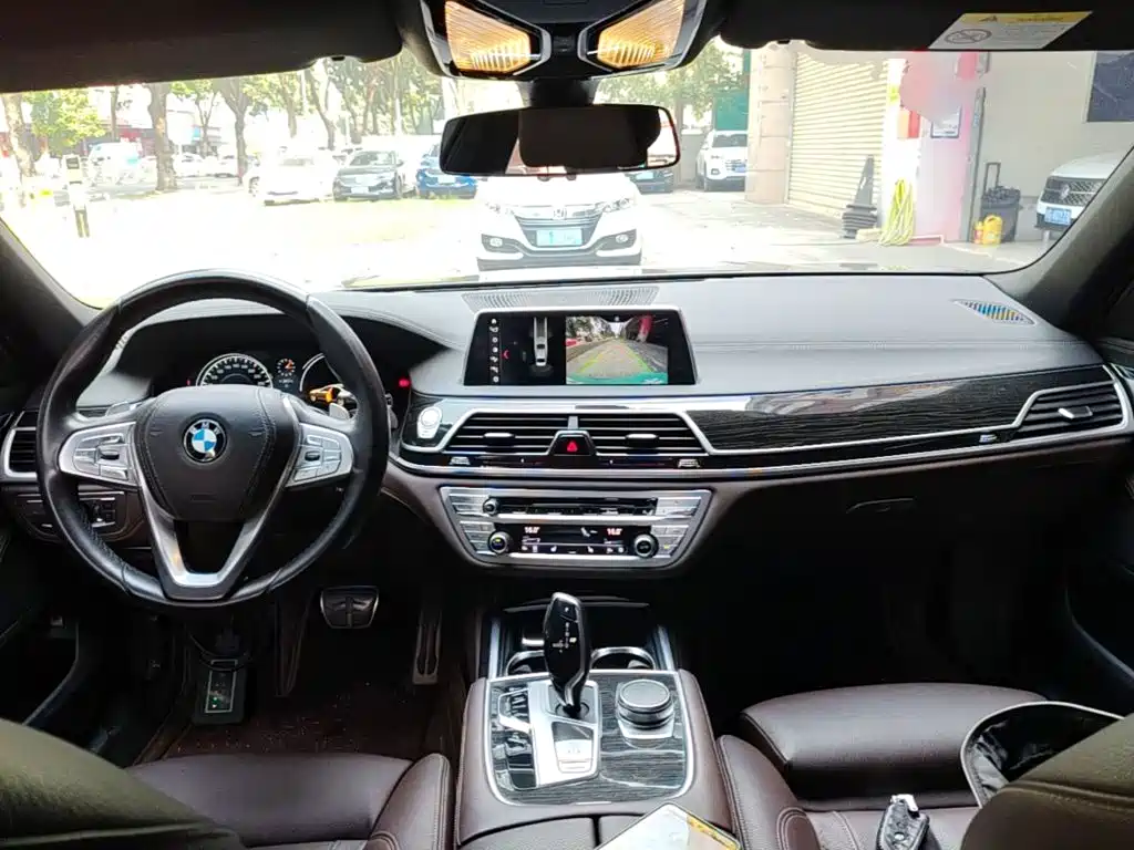 BMW 7 Series — миниатюра 10