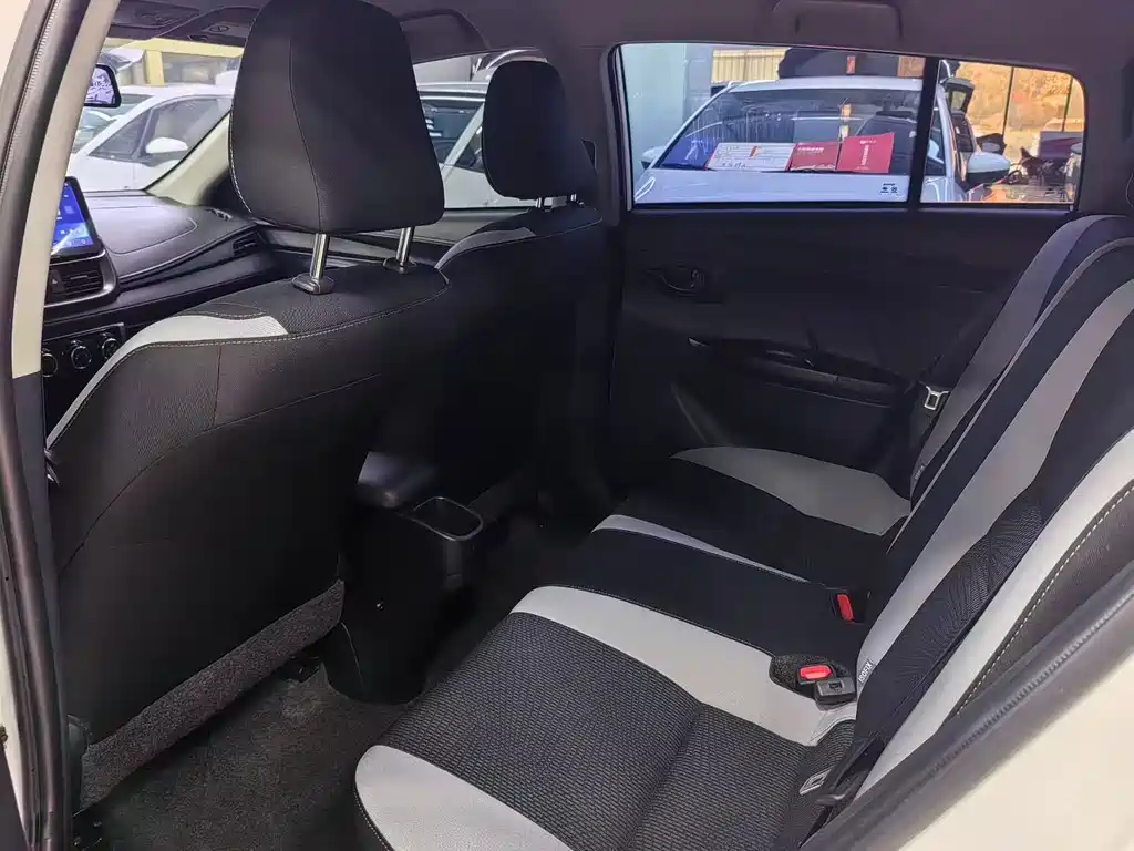 Toyota Yaris L — миниатюра 4