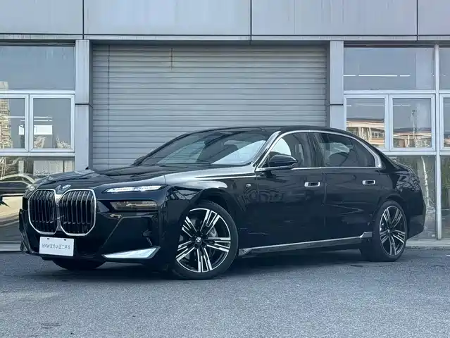 BMW  7 SERIES 2025