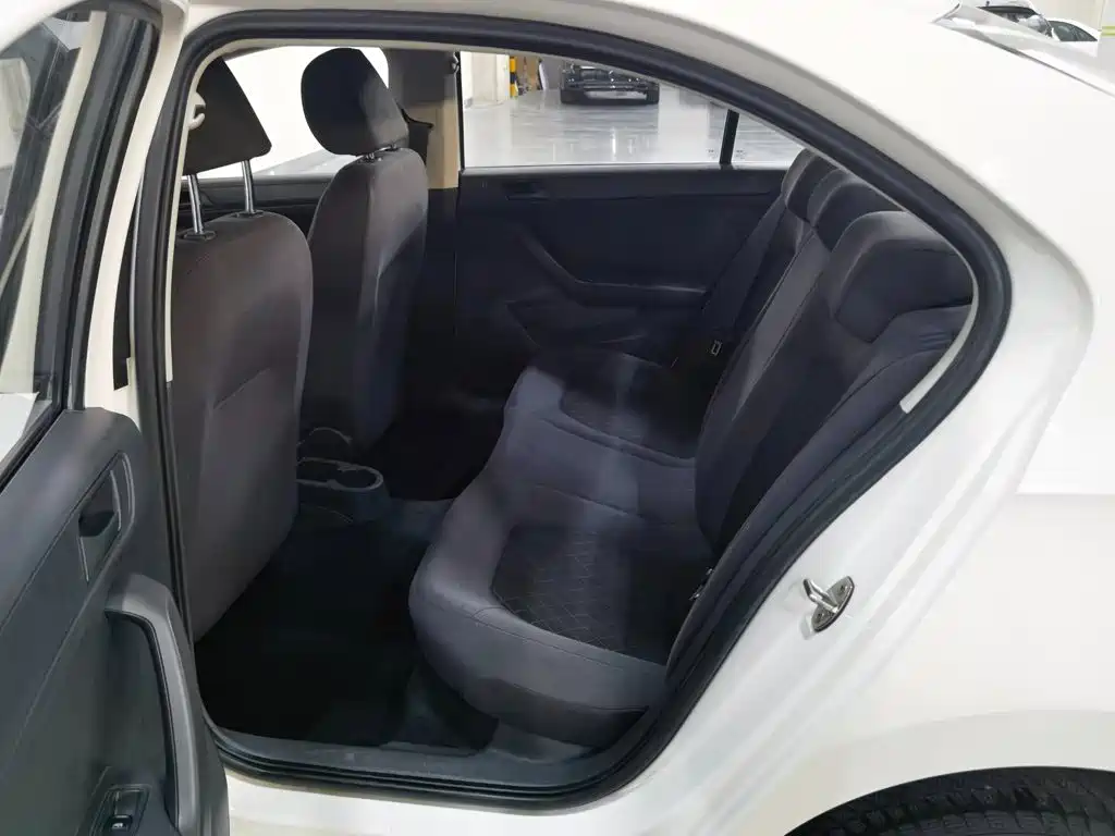 Skoda Rapid — миниатюра 12