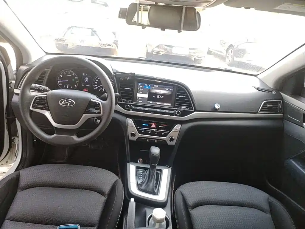 Hyundai Elantra — миниатюра 10