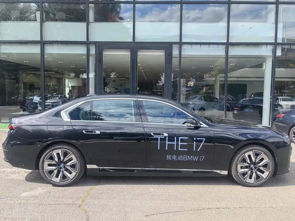 BMW i7 — миниатюра 4