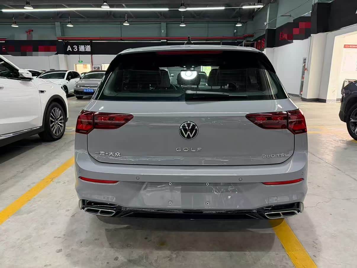 Volkswagen Golf 1.4 л 2024 г. Серебристо-серый, пробег 40000 км