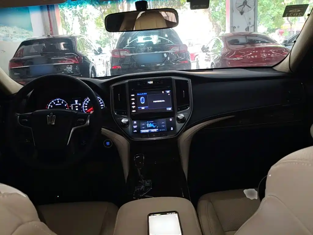 Toyota Crown — миниатюра 10