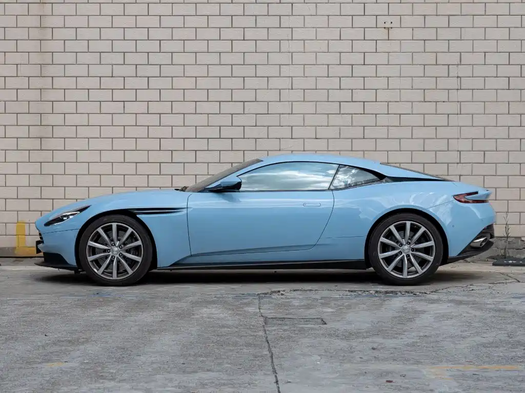 Aston Martin DB11 — миниатюра 7