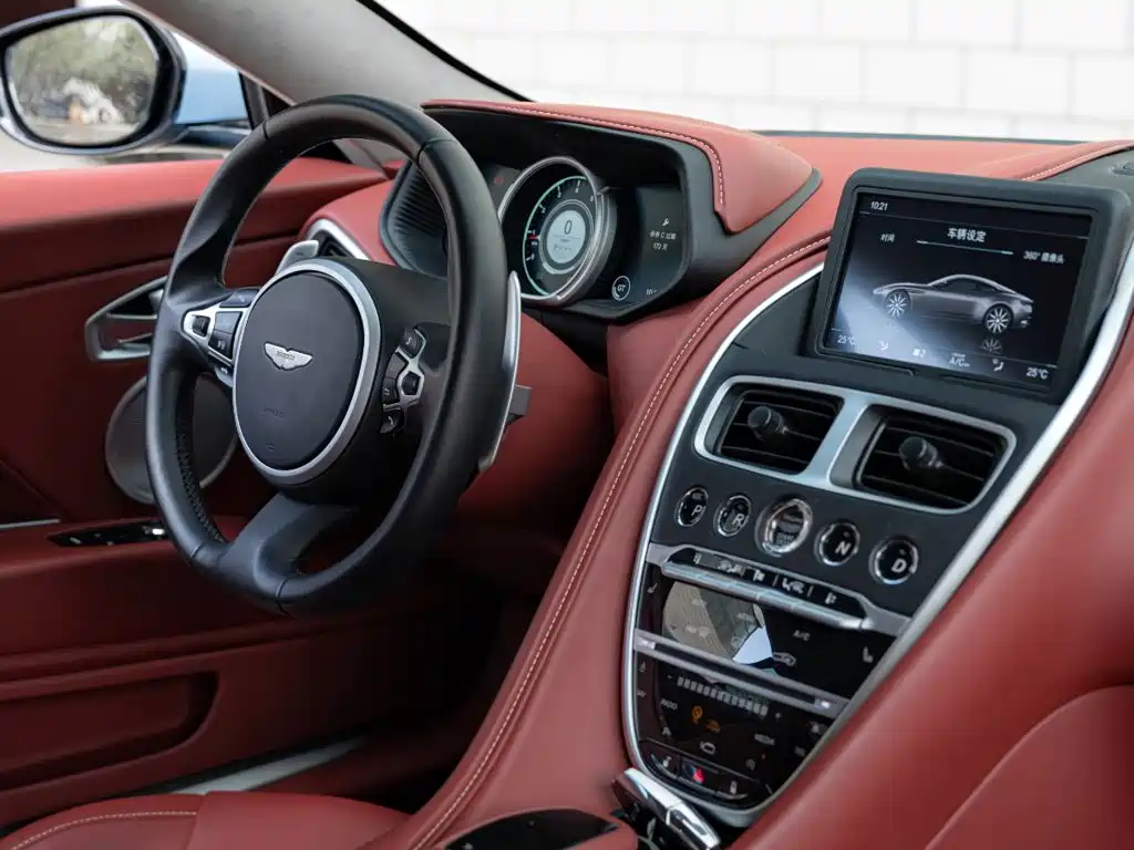 Aston Martin DB11 — миниатюра 10