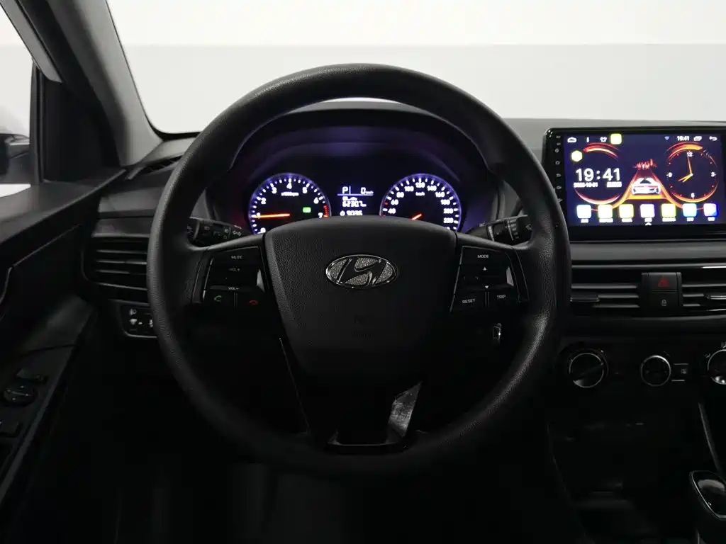 Hyundai Elantra — миниатюра 11