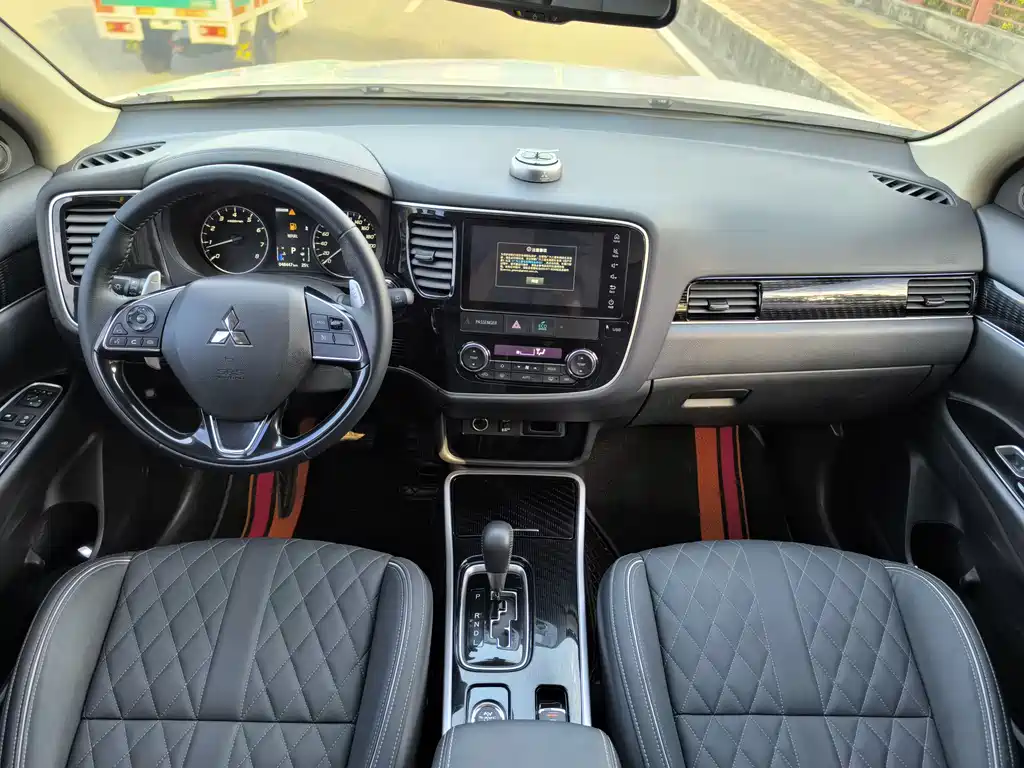 MITSUBISHI OUTLANDER