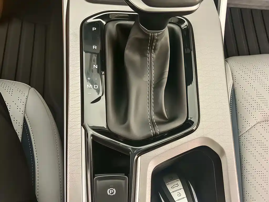 Geely Emgrand 2022 4 1.5L CVT Flagship