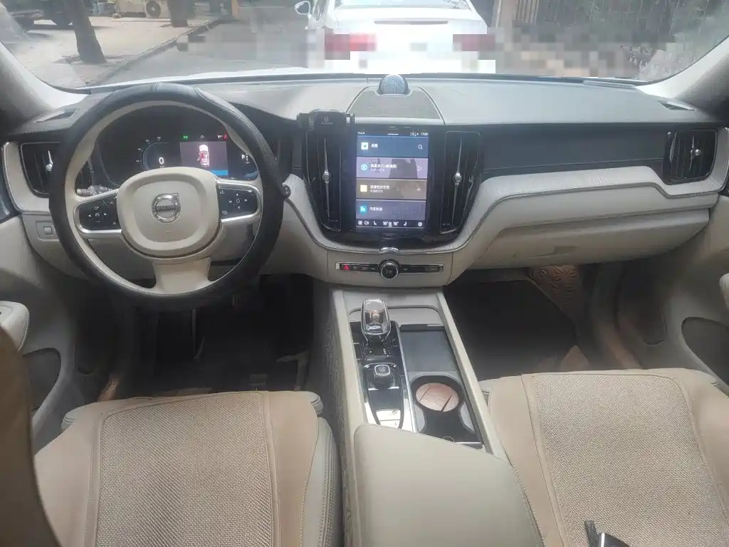 Volvo XC60 PHEV — миниатюра 10
