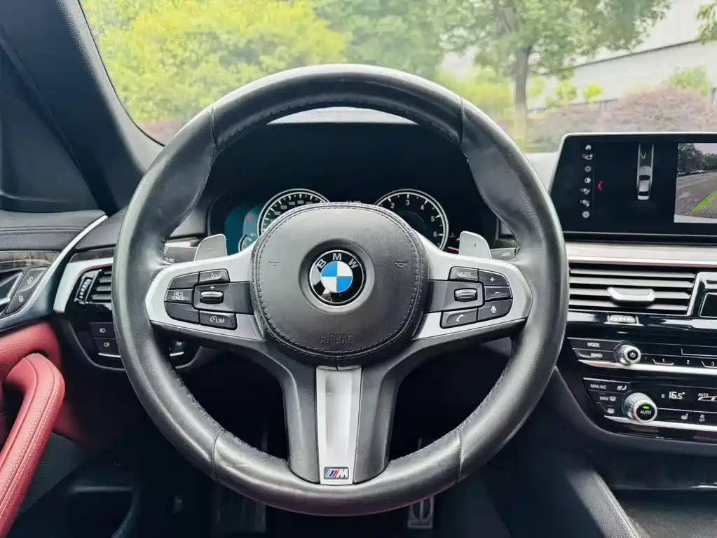 BMW 5 Series — миниатюра 9