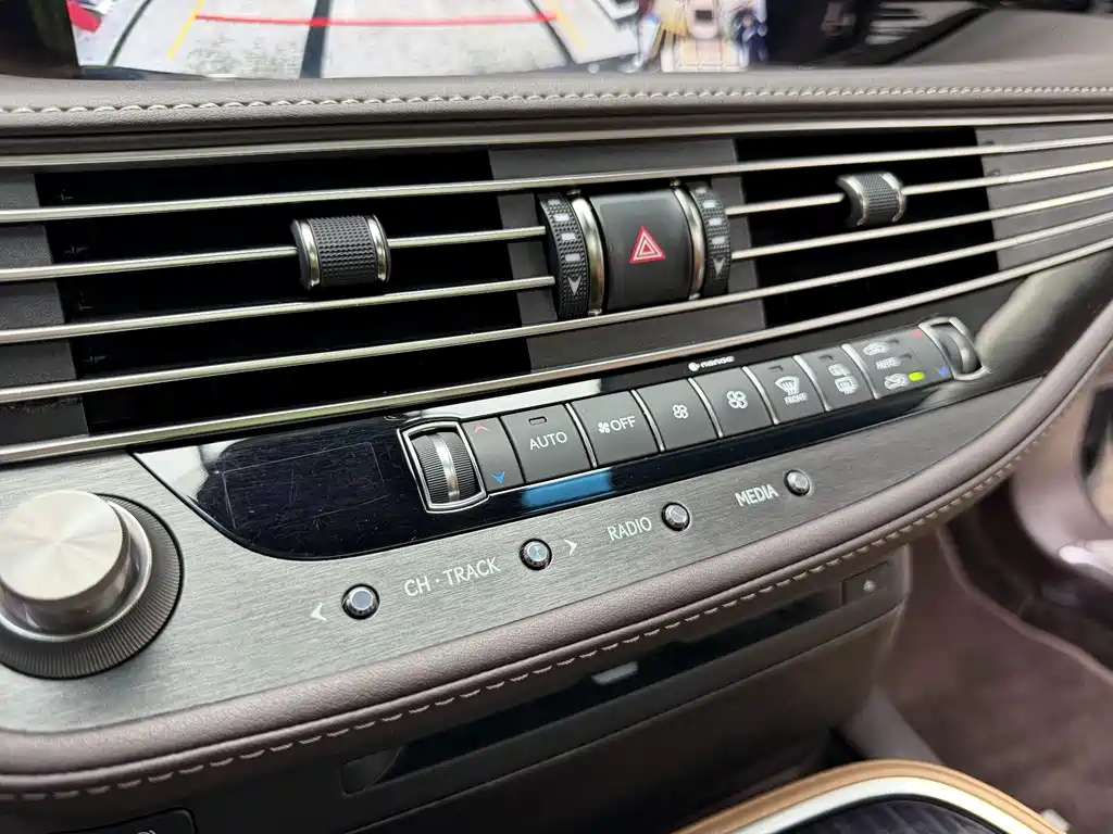 Lexus LS — миниатюра 20