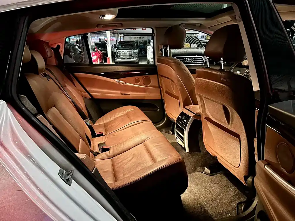BMW 5 Series GT — миниатюра 5