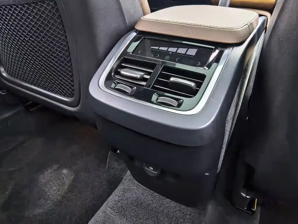 Volvo XC90 — миниатюра 11