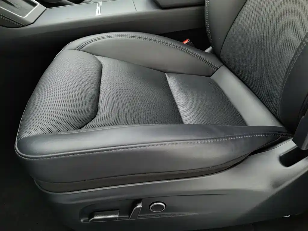 Tesla Model Y — миниатюра 20