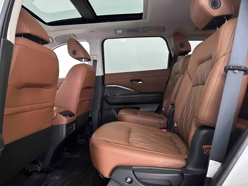 NISSAN EXPLORING THE LAND