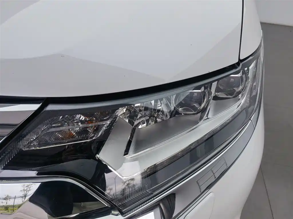 Mitsubishi Outlander 2016 2.4L Elite 5 мест